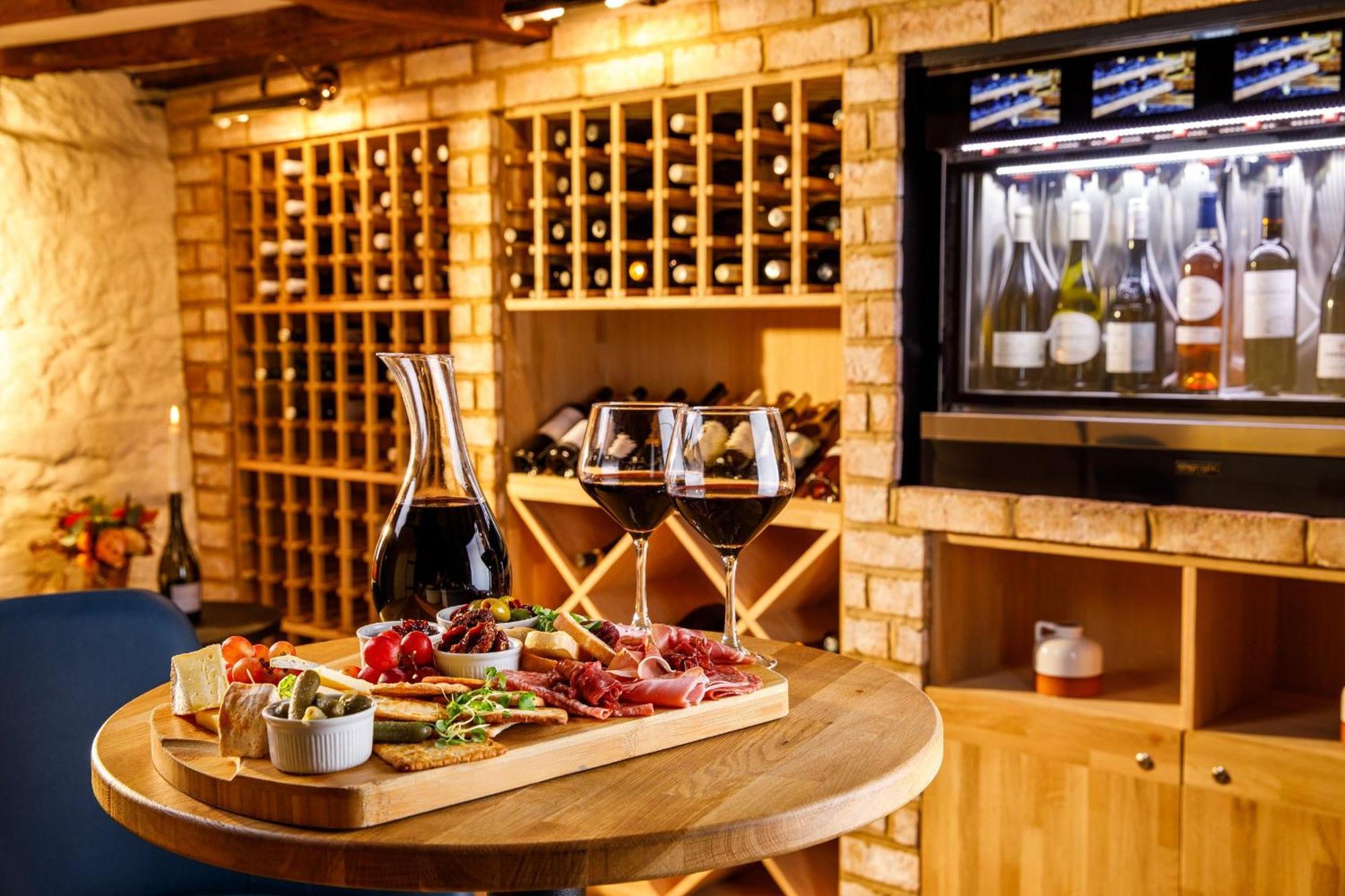 Voco Lythe Hill Hotel & Spa By Ihg Haslemere Bagian luar foto