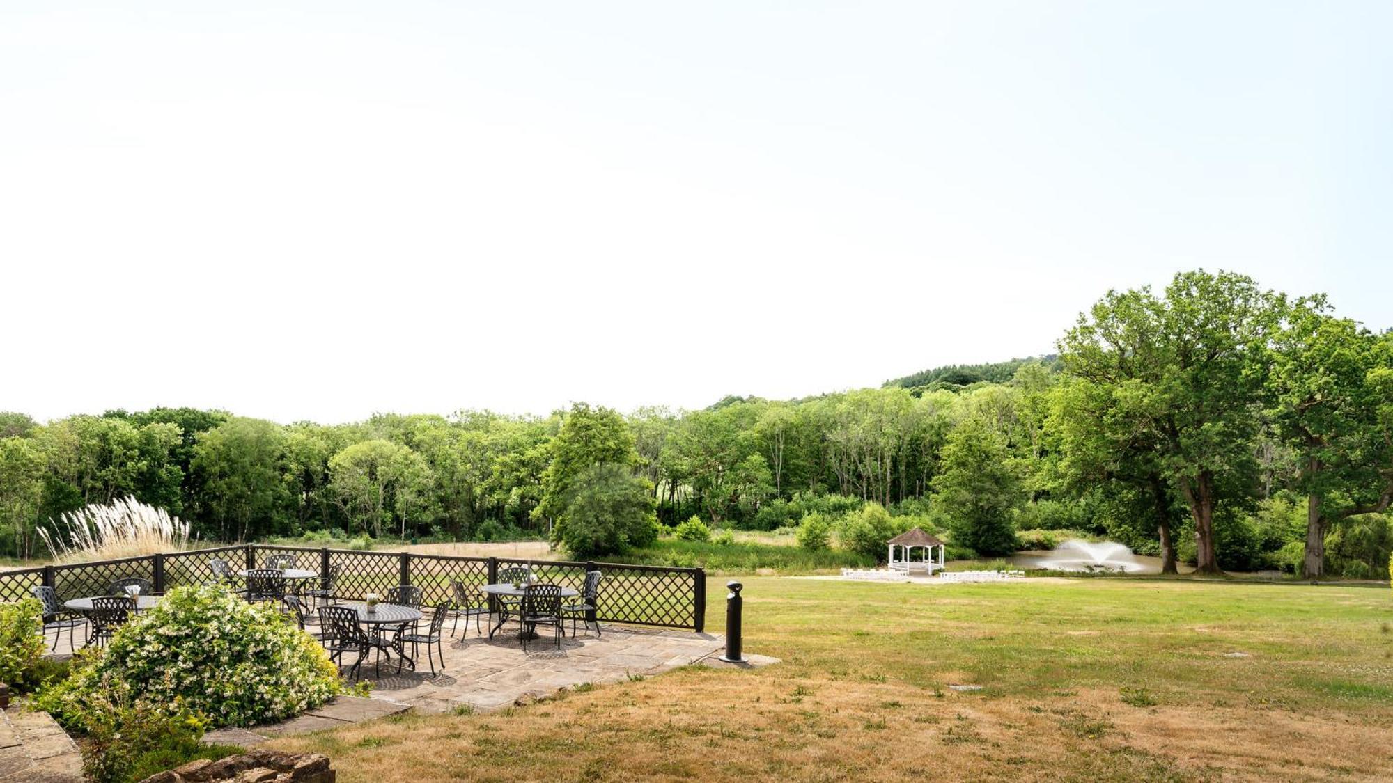 Voco Lythe Hill Hotel & Spa By Ihg Haslemere Bagian luar foto