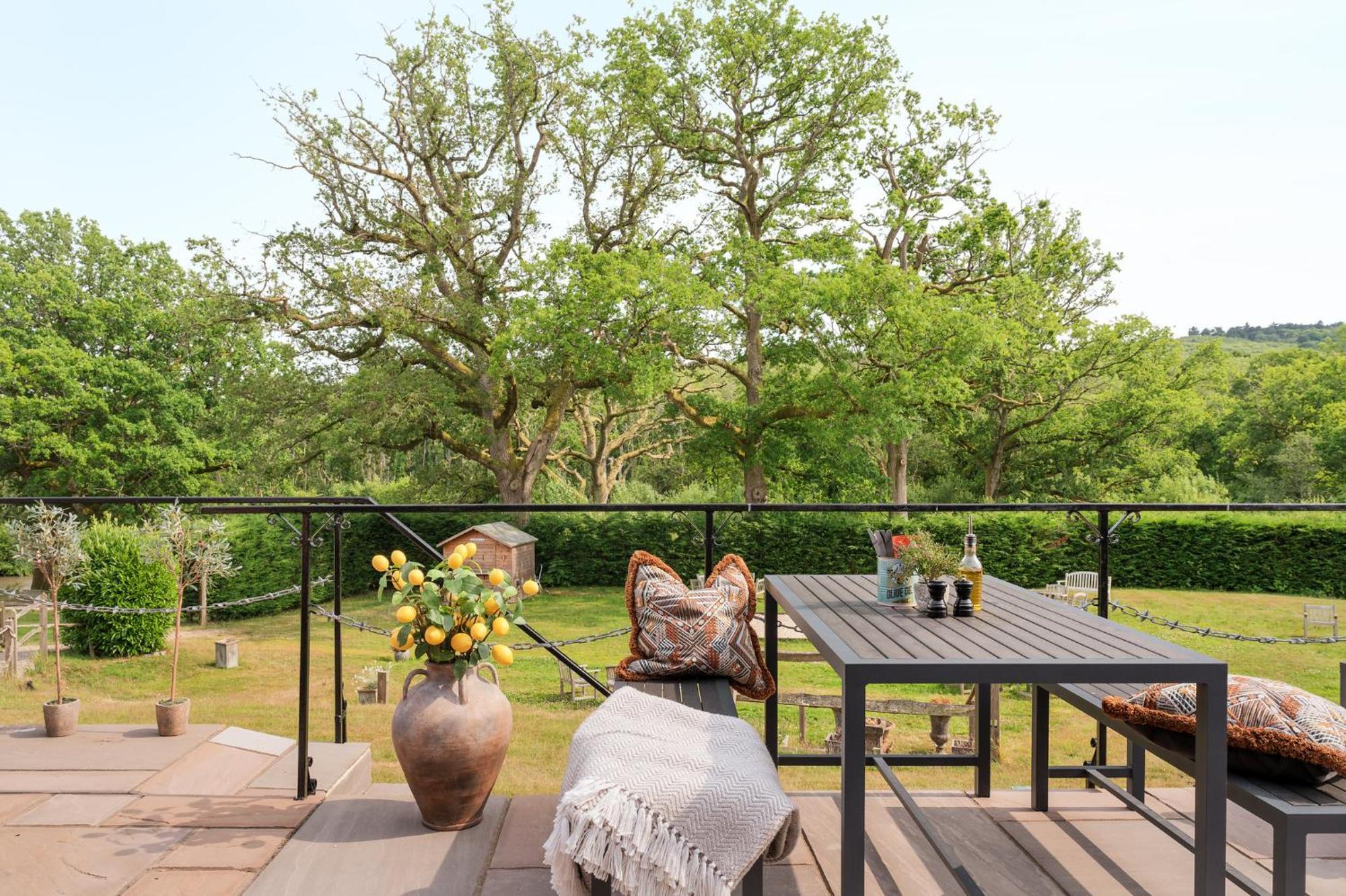 Voco Lythe Hill Hotel & Spa By Ihg Haslemere Bagian luar foto