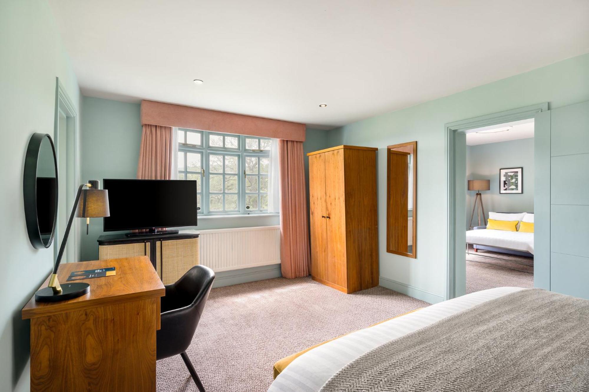 Voco Lythe Hill Hotel & Spa By Ihg Haslemere Bagian luar foto